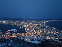 https://upload.wikimedia.org/wikipedia/commons/thumb/8/84/Evening_view_of_Hakodate_city_from_Mount_Hakodate.jpg/220px-Evening_view_of_Hakodate_city_from_Mount_Hakodate.jpg